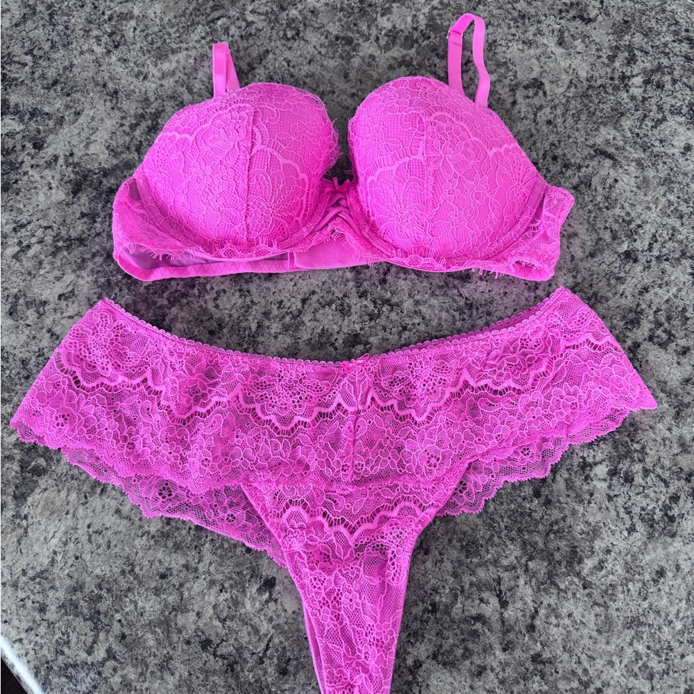 Victorias Secret Dream Angels
Lined Demi 32D + Matching Lace
Panties Medium